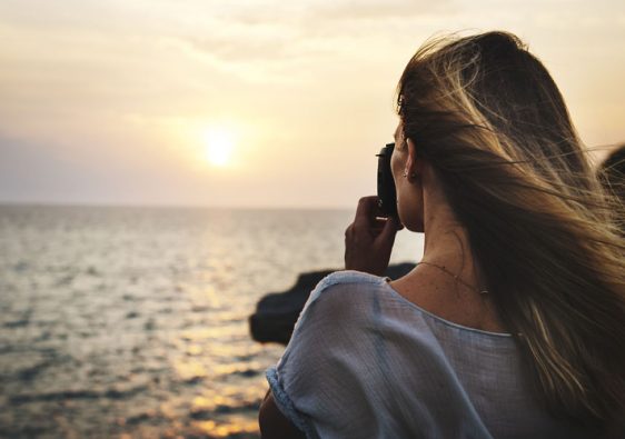 海を見る女性の画像