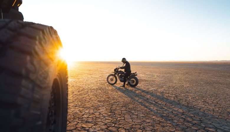 振り返るバイクの画像