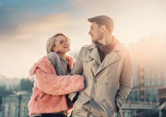 腕を組む女性とほほ笑む男性