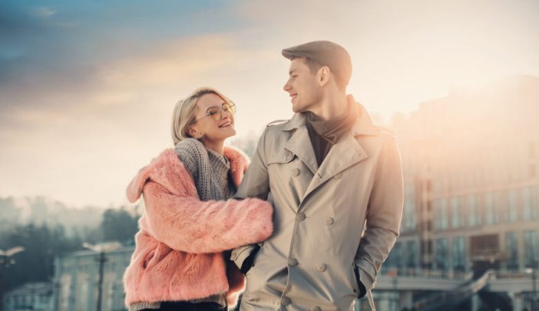 腕を組む女性とほほ笑む男性