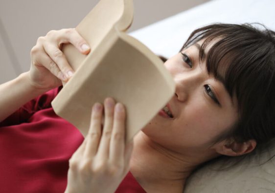 読書を楽しむ女性