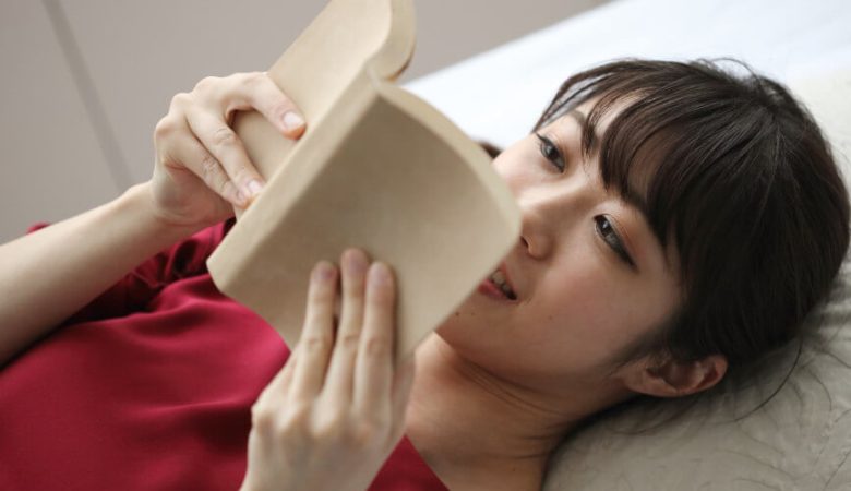 読書を楽しむ女性