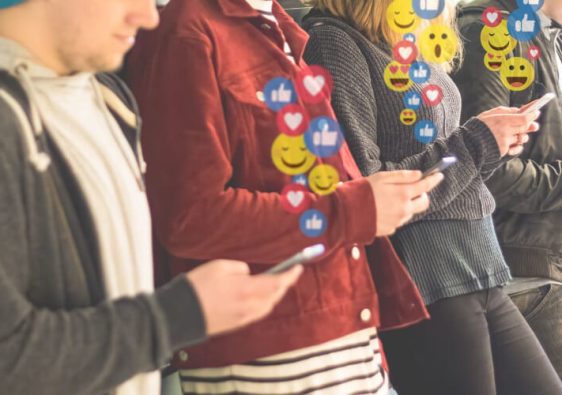 SNSを楽しむ男女