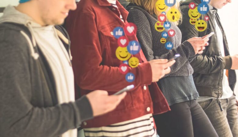 SNSを楽しむ男女